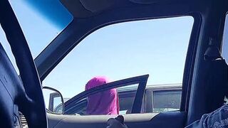 Se masturba la polla en el coche frente a una mujer musulmana en hiyab