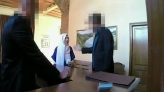 El dueño del hotel se folló a un refugiado musulmán