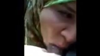 Musulmán en hijab chupa la polla de la primera persona