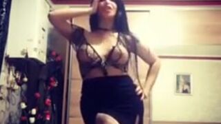 Danzas musulmanas orientales sucias frente a la cámara