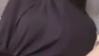Musulmana con pañuelo se masturba frente a la cámara