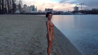 Nudistas ucranianos nadando desnudos en una playa de invierno