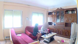 Madre folla hijo amigo delante de una cámara oculta