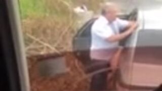 Espía a un maldito empresario maduro y a su asistente en la calle