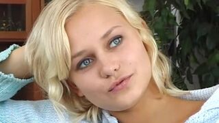 La letona Alice está brillando su coño afeitado frente a Woodman en el casting