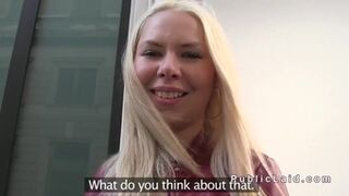 Chico se folló a un extraño en el coño afeitado en el hueco de la escalera