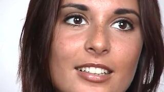 La camarera Aniko posa desnuda frente a Woodman en un casting