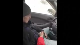 Puta caucásica habla con su marido y pajea la polla de su amante en el coche