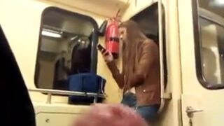 Lonely Moscovita se masturba con una chica delgada en el metro