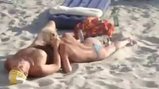 Turistas rusos observan la mamada pública realizada por una rubia flaca en la playa de Turquía