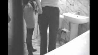 Dos chicas meando en el baño de un amigo frente a una cámara oculta