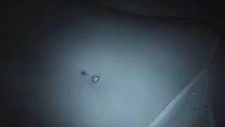 Inserta la polla por la mejilla de la chica dormida y lleva la cabeza sobre los labios.