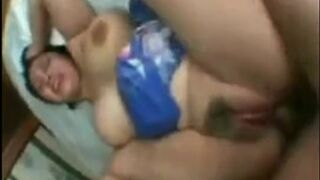 Indio oscuro recibe semen en el coño peludo después de una follada tormentosa