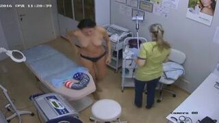 Cliente de salón de belleza tetas desnudas frente a cámara oculta