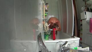 Hijo pajea a mamá, espiándola en la ducha a través de una cámara oculta