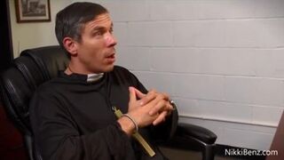 Santo Padre se folló a dos monjas después de servir a Dios