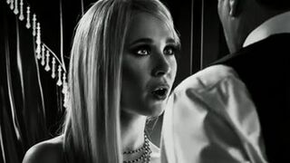 Juneau Temple expone las tetas en la película "Sin City-2"