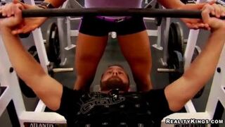 El ex culturista se folla al atleta en las colchonetas después del entrenamiento