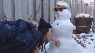 Enganché un consolador a un muñeco de nieve y lo puse en mi coño