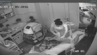 Moscovita desnuda durante una sesión de depilación frente a cámaras ocultas