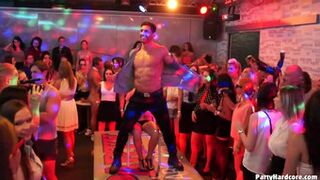 Modelos porno tienen sexo con strippers en un club en una fiesta