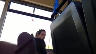 Estudiante se asustó al ver al onanista con una pequeña polla en el autobús