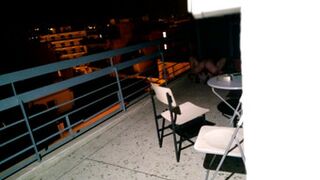 Espiado a putos amigos borrachos en el balcón del restaurante