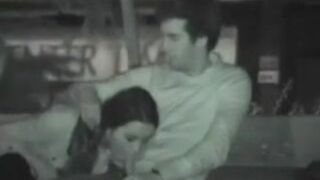 El padre mira cómo la hija chupa la polla del tipo en el parque