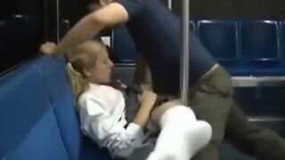 Rubia japonesa llena de esperma coño afeitado en el metro