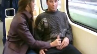 Chupando públicamente la polla de un amigo de Internet en la calle y en el autobús