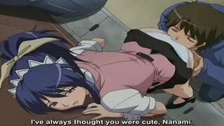 Barman folla a la camarera en la mesa en el bar de sushi