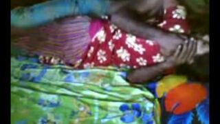 Pareja india negra es follada en posición misionera frente a la cámara