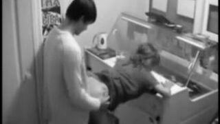 El comerciante se folla a la vendedora frente a la cámara oculta