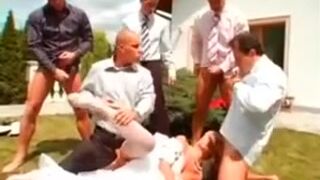 Fotógrafo, marido y amigos montan un gang bang en el césped para la novia