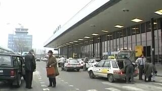 Cineasta alemán inserta polla en anal de azafata en avión