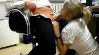 La secretaria chupa la polla del jefe debajo de la mesa para aumentar