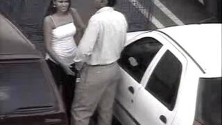 Chica metiendo los dedos en la polla de un extraño en un estacionamiento cerca de un centro comercial