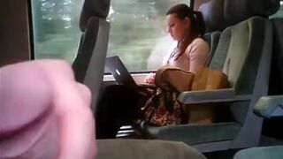 Dedeando la polla de una chica con una computadora portátil en el autobús