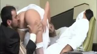 La novia puso a dormir al novio por anilingus y follando con su hermano