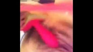 Natasha Koroleva se masturba el coño peludo en video para Tarzán