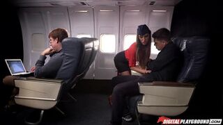 Azafata chupó una gran polla de un multimillonario en un avión