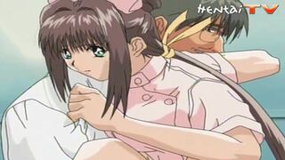 El ginecólogo toca las tetas de la enfermera y aprieta el coño