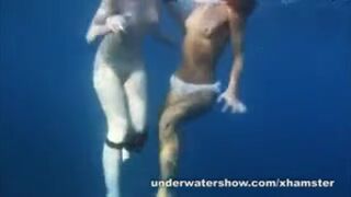 Colegialas nadando desnudas en mar abierto