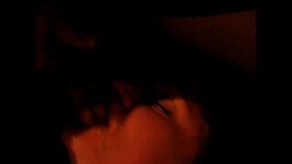 El hijo terminó en la cara de la madre dormida y apodó la polla en los labios.