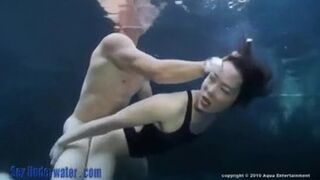 Submarinismo japonés en la piscina en el entrenamiento