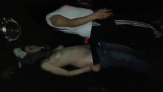 Colegiala borracha muestra tetas y coño en el club