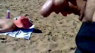 Onanista ruso se corre en la espalda de un extraño tomando el sol en topless en la playa