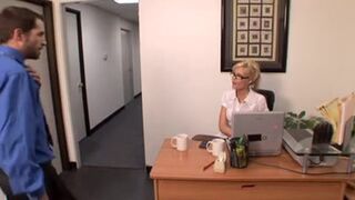 El jefe pilló a la secretaria teniendo sexo por teléfono y se la folló en la oficina