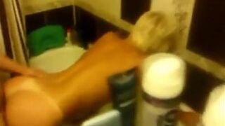 Esposa rusa habla de engañar a su marido y se lo folla