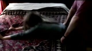 Follada a una chica al estilo perrito en el borde de la cama sin desvestirla